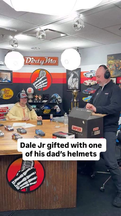Now THAT’S a neat gift 👌🏻

Danny Lawrence - former engine builder for Dale Sr and legend of @rcrracing - joined us for the DJD today. He presented @DaleJr with possibly the only white helmet Sr ever wore… and quickly threw out after 10 minutes 😂

Danny mentions that Dale Sr had a close relationship with Bill Simpson, who asked Dale to wear one of his white helmets to help boost sales. Let’s just say The Intimidator did not want to be the Man in White!