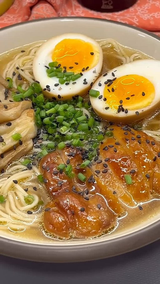 Ramen casero fácil. Cuando tienes antojo de algo rico y calentito este ramen exprés es la solución. Caldo lleno de sabor con sus fideos, huevo marinado, setas salteadas y un pollo súper jugoso. Plato reconfortante y rápido para disfrutar. Anímate a hacerlo y ya me contarás!🤤
•
INGREDIENTES:
3 carcasas pollo
1 cebolla
4 dientes ajo
1 puerro
2 zanahorias
½ repollo ó col
1 ramita apio
Salsa soja
Salsa ostras
Agua
400 grs. fideos ramen
•
POLLO GLASEADO:
500 grs. contramuslos pollo
1 chorrito miel
Soja
Agua
•
HUEVOS MARINADOS:
4 huevos
80 ml. salsa soja
1 cs. azúcar
Agua
•
Primero , cuece los huevos (mollet) 6 mins. para que la yema quede líquida, corta la cocción con agua fría con hielo, pela y deja macerar con soja, azúcar y agua dos horas en la nevera. Sella las carcasas de pollo hasta dorar y reserva. En la misma cazuela, añade las verduras desglasando bien el fondo para que cojan todo el sabor. Incorpora las carcasas y cubre con agua. Añade el apio, las salsas de soja y ostras (la cantidad dependerá de cuánto caldo quieras hacer, prueba hasta que esté a tu gusto) y cocina 60 mins. a fuego medio.
•
Pasado este tiempo, cuela el caldo (aprovecha las verduras para un puré o crema). Mientras se hace el caldo, sella los contramuslos de pollo, una vez dorados añade miel, soja y agua, deja reducir hasta que la carne esté bien glaseada. Pon agua a calentar, cuando hierva, apaga el fuego y añade los fideos, déjalos 2 ó 3 mins. Monta tu ramen en un cuenco con los fideos, vierte una buena cantidad de caldo bien caliente, un huevo marinado a la mitad, el pollo troceado, unas setas salteadas, el cebollino fresco y semillas de sésamo.