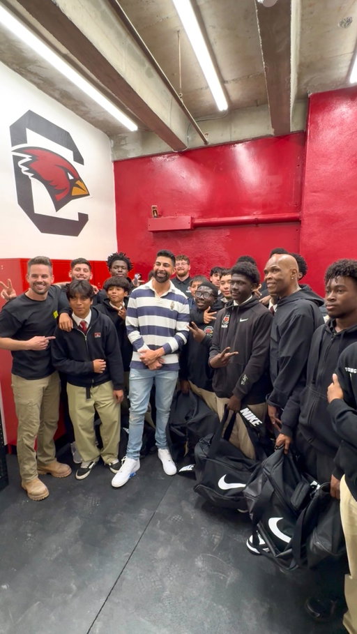 What started as an empty room turned into something unforgettable. During Super Bowl week, the NFL’s new Chief Kindness Officer @dhar.mann and @dadsocial teamed up with the @NFL to surprise this high school football team with a full locker room makeover, fresh gear, and a visit from local legend @bigboy 🏈💙 #KindnessWinsBig