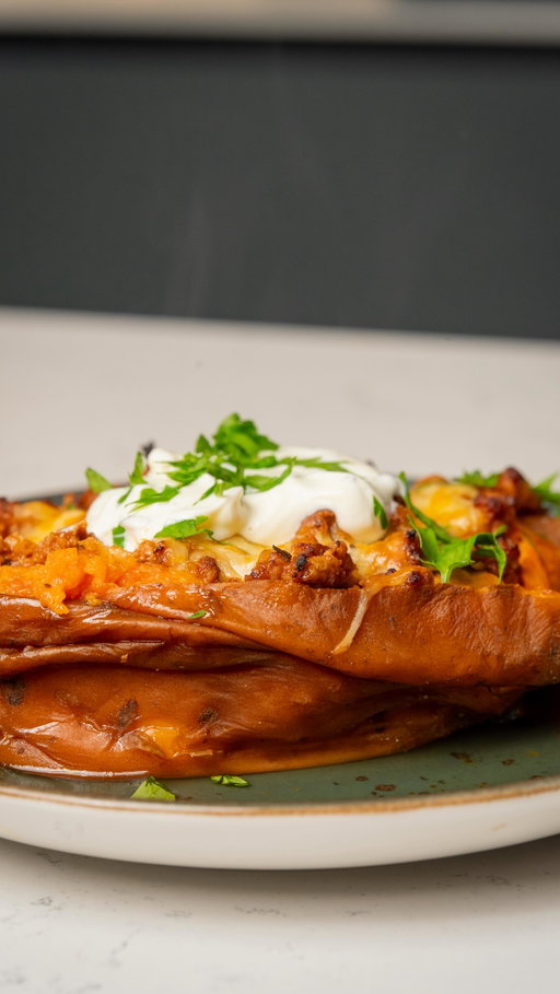 Receita Económica por menos de 2€: Batata Doce Recheada na Air Fryer! 🍠❤️

Um jantar de conforto em que poupa na carteira, poupa no tempo….e toda a família vai adorar.

✨Comente AIR FRYER e receba a receita completa e todas as dicas na sua caixa de mensagens.✨

Só vai precisar de…
Para a Batata-doce:
- 6 batatas-doces
- ⁠120g de queijo ralado 
- ⁠Iogurte natural ou queijo creme 
- ⁠Cebolinho q.b.
Para a Bolonhesa: 
- 400 g de carne picada 
- 1 cebola 
- 2 dentes de alho
- 1 colher de sopa de azeite
- Sal e pimenta q.b.
- 1 colher de chá de molho de soja 

Com as Air fryers da @radiopopular e as receitas económicas da @apitadadopai poupar nunca foi tão fácil, rápido e muito delicioso! 😋

#batata #airfryer #receitaseconomicas #apitadadopai #radiopopular