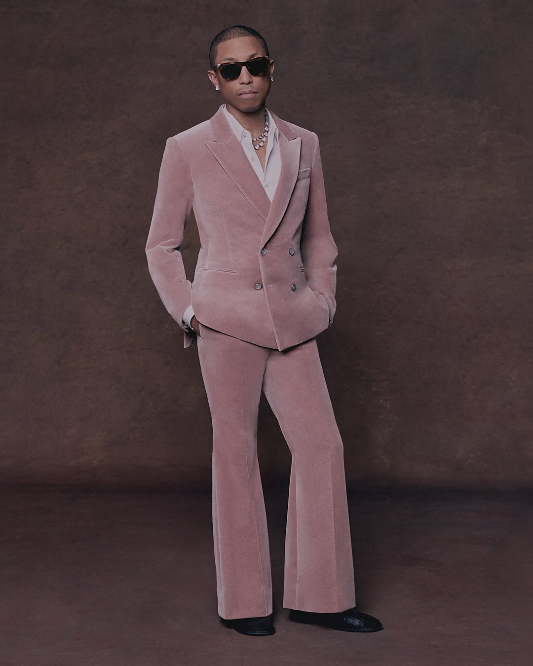 68th Grammy Awards. Celebrating achievements in music at the esteemed event in Los Angeles, Men’s Creative Director @pharrell was honored with Dr. Dre Impact Award for his achievements as artist and his global cultural influence. Also recognized for Best Rap Performance for « Chains & Whips », Pharrell Williams was dressed in a custom Louis Vuitton dusty pink velvet double-breasted jacket with matching flared pants. 
 
#PharrellWilliams #LouisVuitton