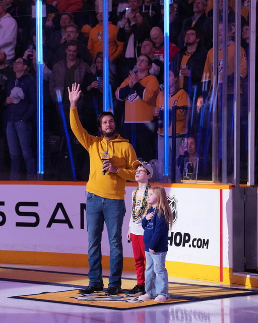 An incredible National Anthem performance by @lukebryan himself on his bobblehead night!

Luke was joined by two Heart Warriors, Luke and Neyland, from @brightforbrett!