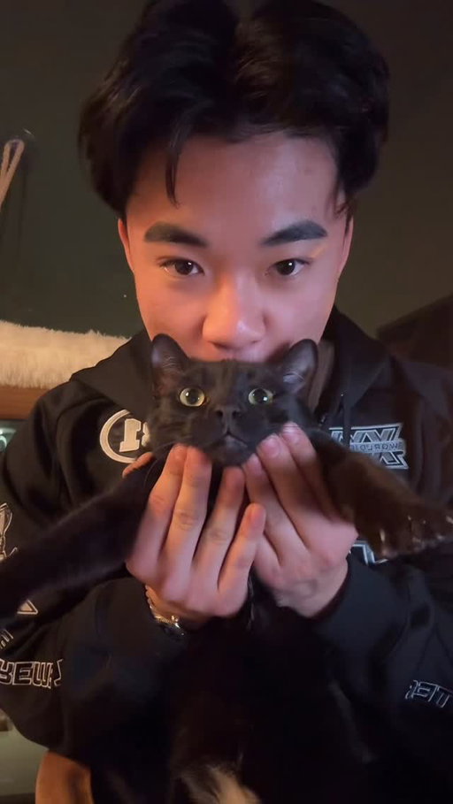 Miumiu wasn’t feeling the smooches today