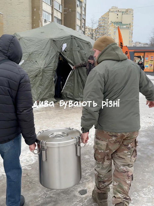 Дива бувають різними.

Вранці диво-сніданки в центрі міста, а далі дві сотні обідів для пунктів незламності. Так, ми класно варимо пашоти з лососем, і не гірше суп з фрикадельками 😅

Тож, щодня готуємо, щоб зігрівати жителів Лівого берегу. Бо справжні дива у моменті турботи. 

Любі, сьогодні ще один сніжний морозний день. Тож, закликаємо: зробіть щось тепле для близьких. Захопіть десерт без приводу, напишіть слова любові, купіть продукти бабусі, обіймааайтесь!

Грійтесь та зігрівайте.
Заходьте в Будинок.

І памʼятайте: до весни 23 дні! 💖