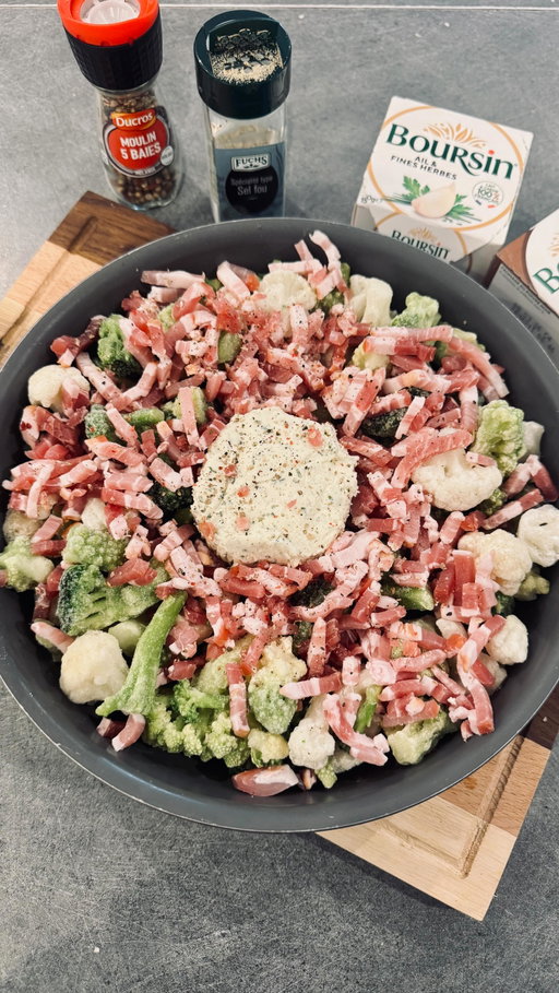 One pot 3 ingrédients hyper gourmand 🤤 

- 600gr de brocolis surgelés ( ou mélange de 3 choux ) 
- 150gr de lardons fumés -25% de sel 
- 1 boursin ail & fines herbes 

Cuisson 30min à 200 degrés 
Ajouté 60ml d’eau quand c’est cuit puis mélange le tout ! 

#picard #boursin
