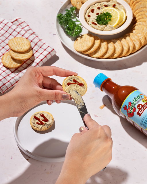 La combinación perfecta: ostiones ahumados, queso crema y Salsa Valentina Mariscos.
Para botanear como se debe. 🦪