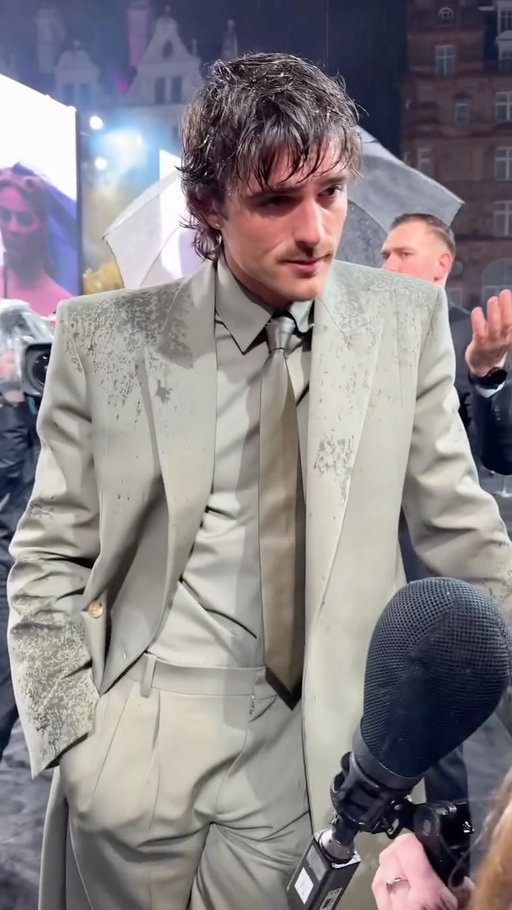 Everything is romantic💋👀✨From #MargotRobbie and #JacobElordi flirting on the carpet to a surprise appearance from #HelenMirren, we’re never going to stop lusting over the #WutheringHeights premiere in #London.