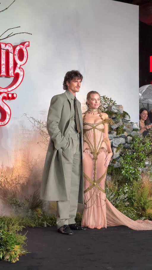 Margot Robbie & Jacob Elordi caught in the rain at the “WUTHERING HEIGHTS” UK Premiere ❣️

#WutheringHeightsMovie