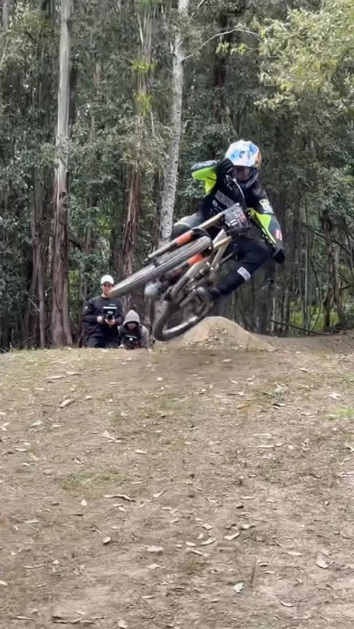 This section of track is gooood. 😮‍💨 Practice is going well here at @redbull #Hardline. More of that today. 🔥

🎥 @thebigbad_wolfe @jackmoir_
