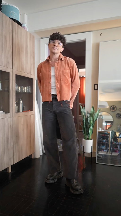 fresh-squeezed 🍊 for work today… what do y’all think? 🖤
-
wearing: @urbanoutfitters cord shirt (that I cropped ✂️) + @eckhaus_latta pants (love the lil stripe details) + @newbottega boots + @eyebuydirect glasses (the ‘Fame’ frame 🤓) + @statebags backpack (that I’ve had for a decade, love them so much) + @calvinklein tank + @maisonmargielafragrances ‘Jazz Club’ scent