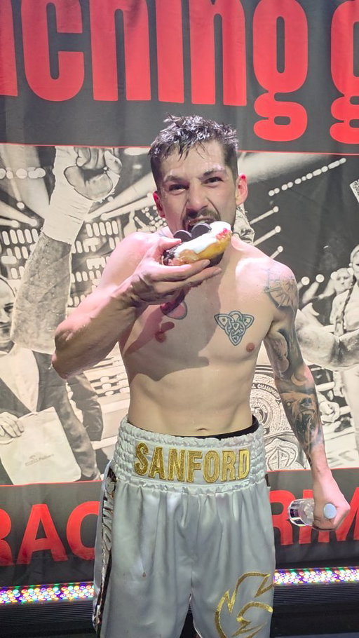@wyattsanford with the Victory Donut 🍩 😋 @homers_mtl 

#boxing #boxeo #boxe 
@punchinggrace @eottm_boxing