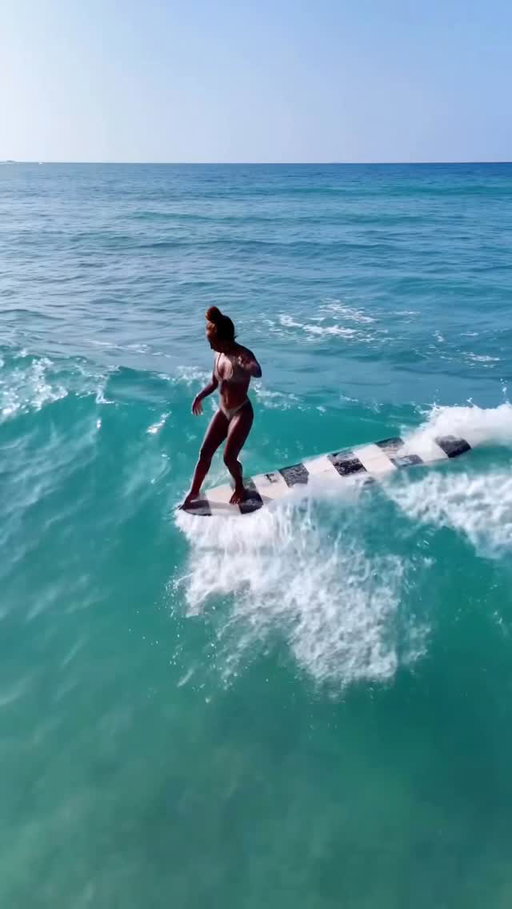 Baby mushy waves … that’s February for you 🥹…patiently waiting for summer ☀️
.
.
🎥: @skycontrolproductions 
Riding 9’1 @stamps.surfboards 
.
.
.
#surfergirlstyle #waikikibeach #oahulife #longboarder #february