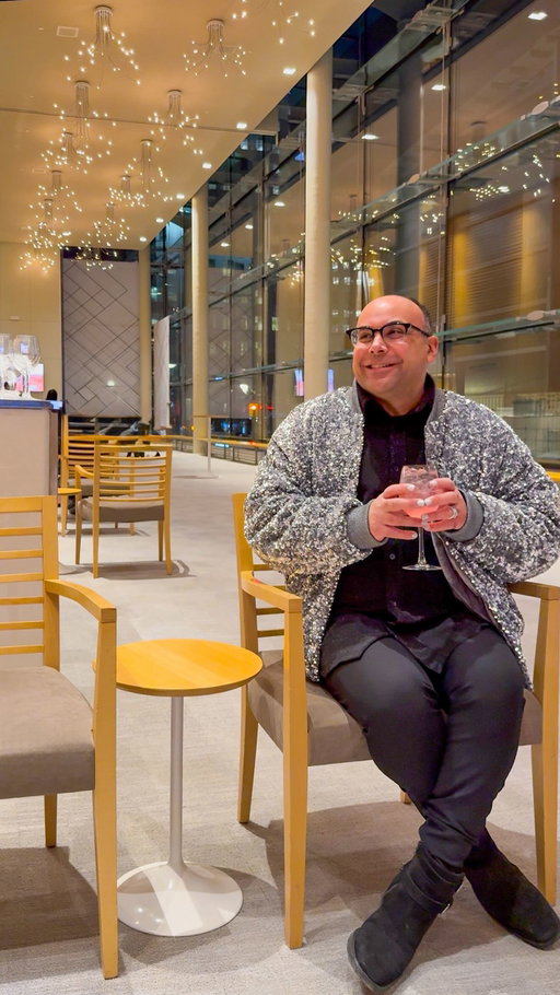 If you’re looking for a fun thing to do in Toronto, a cute date idea, or just an excuse to dress up and feel a little super fabulous… add this to your list 🎭🏙️📝

🎟️ Use my promo code: MNCOC15 to save on tickets this season.

Come with me to the @canadianopera at the stunning Four Seasons Centre for the Performing Arts for opening night of The Barber of Seville.

We kicked things off in the Henry Jackman Lounge, sipping a drink, relaxing, and soaking up those fancy pre-show vibes. 

Then it was showtime. The curtain went up and friends… I loved every minute. The sets were bright and playful, the costumes were stunning and just pure joy from start to finish 😍✨

Visit COC.ca for more info - The Barber of Seville is playing until February 21st at the Four Seasons Centre for the Performing Arts.

__________________________________________________
#COC #canadianopera #opera #thingstodointoronto #torontoentertainment