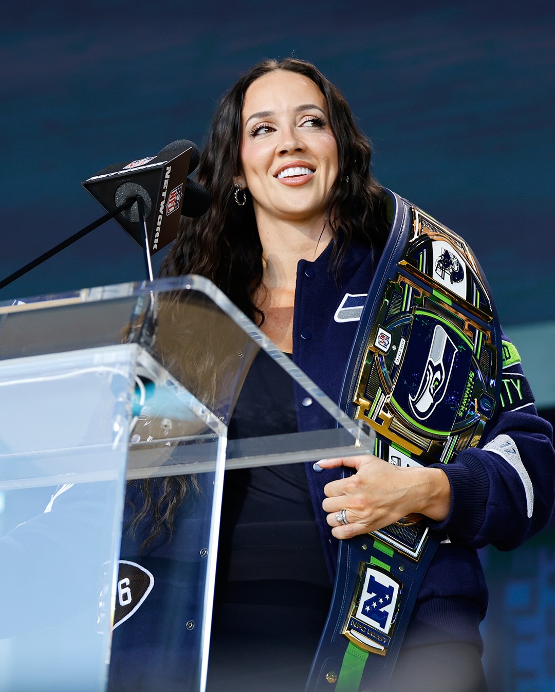 Chelsea Green, la campeona de parejas mixtas de @luchalibreaaa fue la encargada de anunciar un pick del NFL Draft de los Seahawks esta temporada y ahora su equipo está por jugar en el Super Bowl LX 🇲🇽🏈🇨🇦🫡

Chelsea Green, the AAA World Mixed Tag Team Champion, was the one in charge of announcing a Seahawks pick in this NFL Draft season — and now her team is about to play in Super Bowl LX 🇲🇽🏈🇨🇦🫡