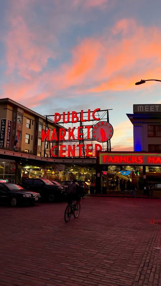 POV: It’s february in Seattle and 5pm sunsets are finally back 🥹 
.
.
.
#seattle #washingtonstate #usatravel #pnw