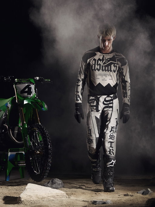 Something a bit different for tomorrow in Glendale 🐺 Wolf Dust LE and another special surprise @alpinestarsmx 💚