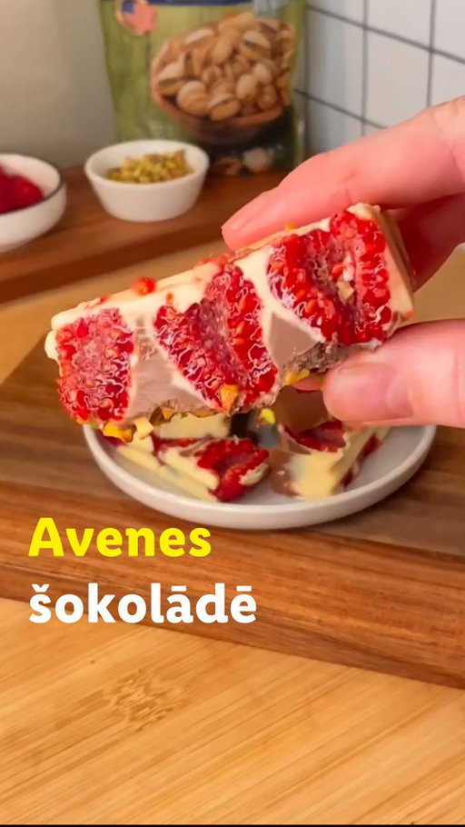 Šokolādei cena krīt, kas nozīmē tikai vienu – laiks ķerties pie jaunām receptēm. Šoreiz liekam galdā neatvairāmi gardās avenes šokolādē. Ko gatavosi Tu? ❤️🍫 #IrVērtīgi