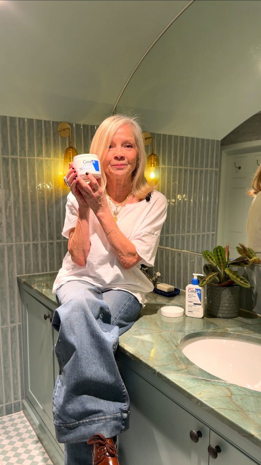 #AD So excited to be part of @ceraveuki’s Body campaign, sharing my dry skin story and how CeraVe Intensive Moisturising Lotion helped me solve my skincident. The dry skin on my legs was a constant itchy embarrassment. Now they are much more hydrated and smooth! You can shop CeraVe at @bootsuk