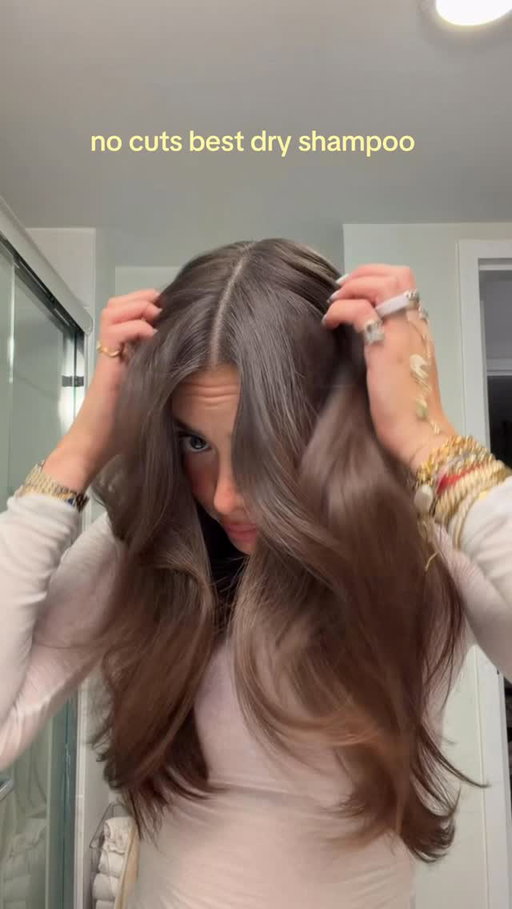 Works even better when you blow dry it in but I was mid spray when I realized I HAD to show you guys how this works!!! Comment “DRY SHAMPOO” for the link sent straight to your DMs 
#hair #dryshampoo