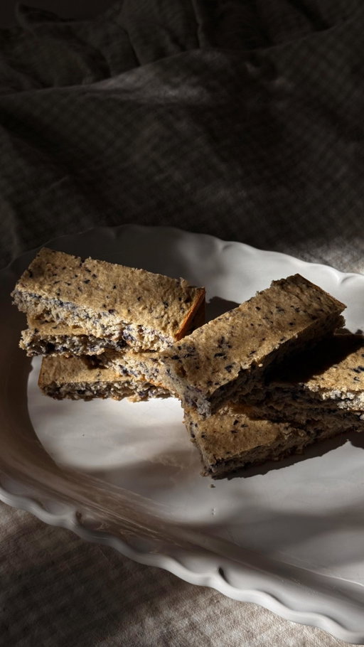 Baby Snack Recipe 🫐 Blueberry Oat Bars - easy, quick to make, and you can swap the fruit each week for a new flavor.

Ingredients:

• 2 eggs
• 1/2 cup oats
• 1/4 cup unsweetened coconut flakes
• 2 ripe bananas
• 1/2 tsp baking powder
• 1/4 tsp cinnamon
• 2 tbsp natural peanut butter
• 1/4 cup fruit of choice (we used blueberries)

Directions:
Grease an 8x8 pan with coconut oil.
Bake at 350°F for 18–20 minutes.

Soft, naturally sweet, and perfect for easy snack time.