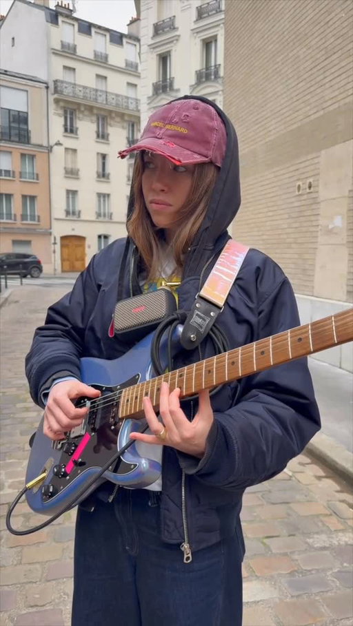 Serenading people in the streets of Paris #neosoul #electricguitar #guitarreels #sparkgo