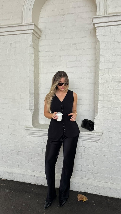 Comfort + black, always.

Top @dissh 
Pants @glassons 
Shoes @tonybianco
Lipgloss @refybeauty 

#ootd #workoutfit #workootd #makeupartist
