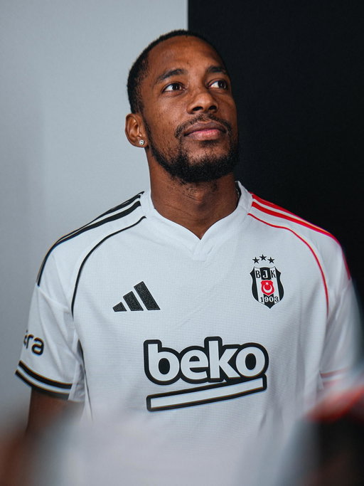 “Beşiktaş için daima ileri.”

“Por Beşiktaş ¡Siempre adelante!”

-𝘼𝙢𝙞𝙧 𝙈𝙪𝙧𝙞𝙡𝙡𝙤