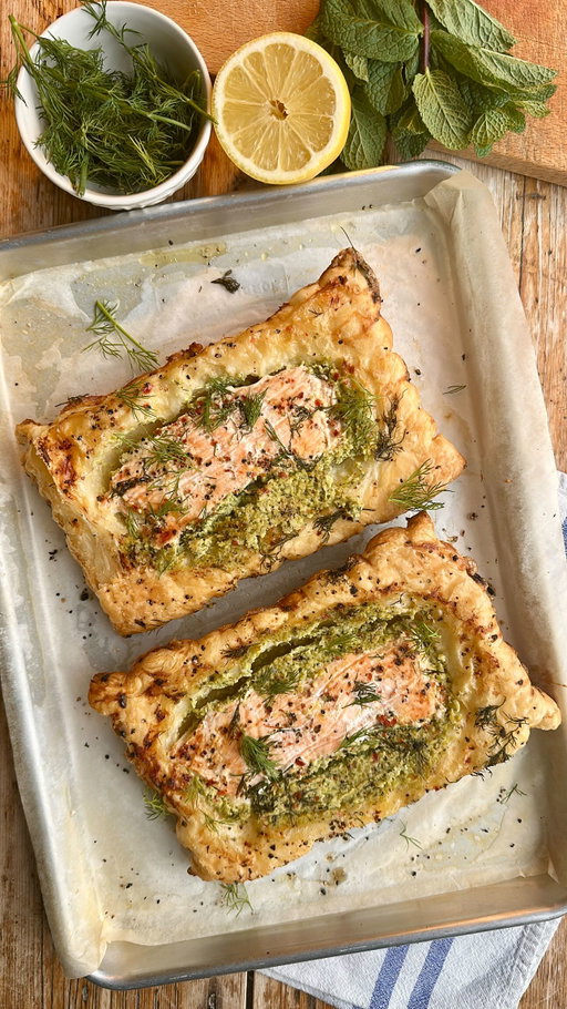 Upside Down Baked Salmon Tarts with a Pea & Mint Purée 

Recipe on my blog: DomInTheKitchen.com - link in bio

‘Jelly Roll’ baking tray from my amazing friends @nordicwareuk 

#upsidedown #pastry #viralvideos #salmon