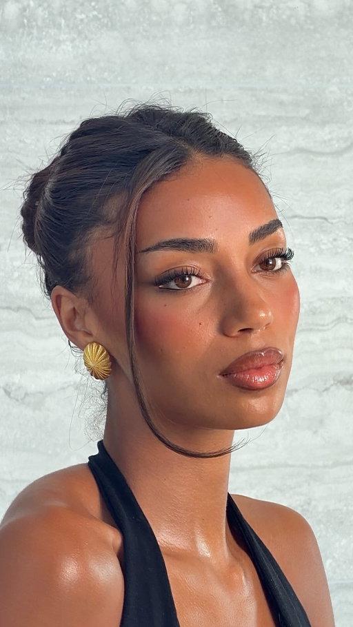 Sultry, smokey makeup for the brown eyed girlies 🤎🦢

@patrickta major skin hydra luxe foundation
@charlottetilbury beautiful skin sun-kissed glow bronzer
@diorbeauty @diorbeautylovers rosy glow stick - cherry
@charlottetilbury airbrush flawless blur concealer 
@makeupbymario master mattes eyeshadow palette 
@yslbeauty lines liberated - unbridled black 
@lorealparis telescopic extensionist lengthening & curling mascara - black 
@lauramercier translucent loose setting powder
@yslbeauty all hours hyper bronze powder
@yslbeauty make me blush - peachy nude
@charlottetilbury lip cheat lip liner - foxy brown
@yslbeauty love shine plumping lip oil gloss - mellow mallow
@chanel.beauty coco mademoiselle body oil