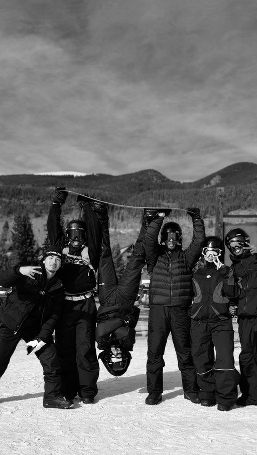 we in the mountains with ittttt 🏔️

#friendtrip #skitrip #snowboard #wintertrip #friendship