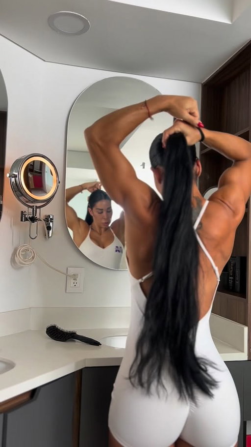 Tod@s sabemos lo mal que se siente la caida de cabello , les cuento que llevo 2 sesiones con @noragarciaoficial y siento que la caída ha mejorado mucho 🌹❤️