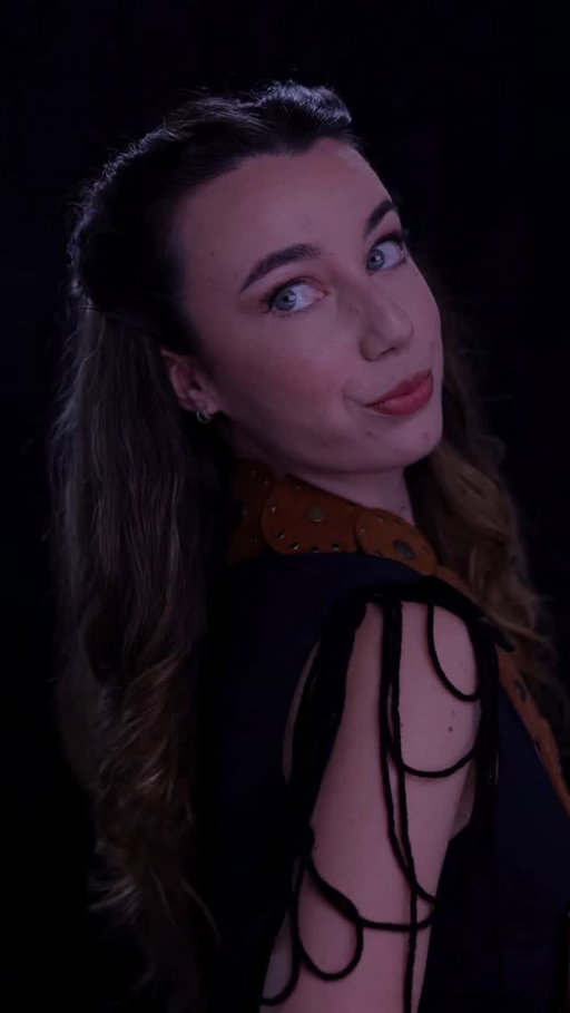 Conseguem adivinhar quem usou este look e penteado? Fico à espera das vossas apostas 👀 

Já agora, vocês sabiam que o Shark FlexStyle chegou a Portugal?! Podem encontrá-lo à venda na @darty_pt!! Para quem não conhece (o que eu duvido) este é um secador com 5 acessórios que dá para fazer várias opções de styling, é potente e não danifica o cabelo!! Conseguem ficar com penteado de salão sem tirar os pés de casa! ✨

#SharkFlexStyle #DartyPortugal @sharkbeautyes pub
