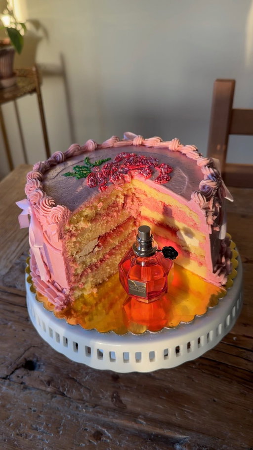 Turning fragrance into dessert 🍓🌸

This cake was inspired by Flowerbomb Pretty Peony by @viktorandrolf_fragrances. Fruity, floral and softly romantic this was a vanilla chiffon cake with strawberry compote and whipped cream filling with a strawberry Swiss meringue buttercream to match!

 #Viktorandrolfpartner #Fragrance #FlowerbombPrettyPeony