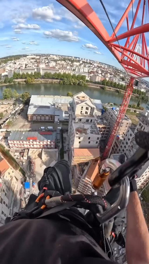 That’s one way to get down 😅

🎥 @sayajin75