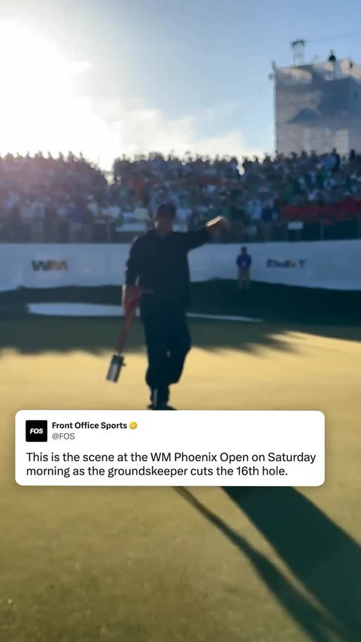 The crowd at the WM Phoenix Open went crazy as the groundskeeper cut the 16th hole in the morning ⛳️

(🎥 via @cbssports)