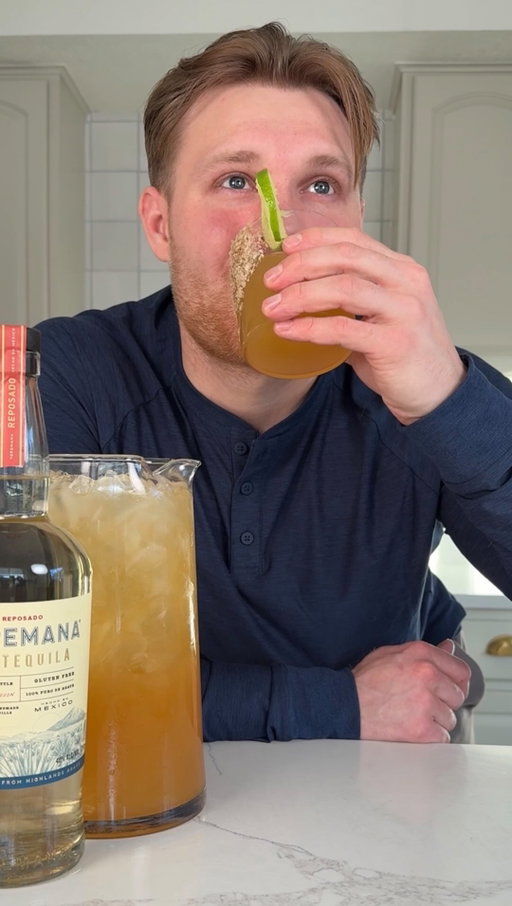The Hot Honey Margarita is one of my favorite batch drinks to make when hosting Game Day with friends and family using @teremana Tequila!

#teremanapartner