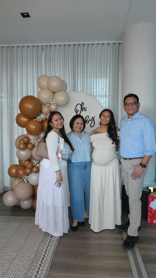 it was a team effort setting everything up 🥹 so thankful my family flew across the country for my baby shower 😭❤️

#babyshower #diy #diyballoonarch #babyshowerdecor #family