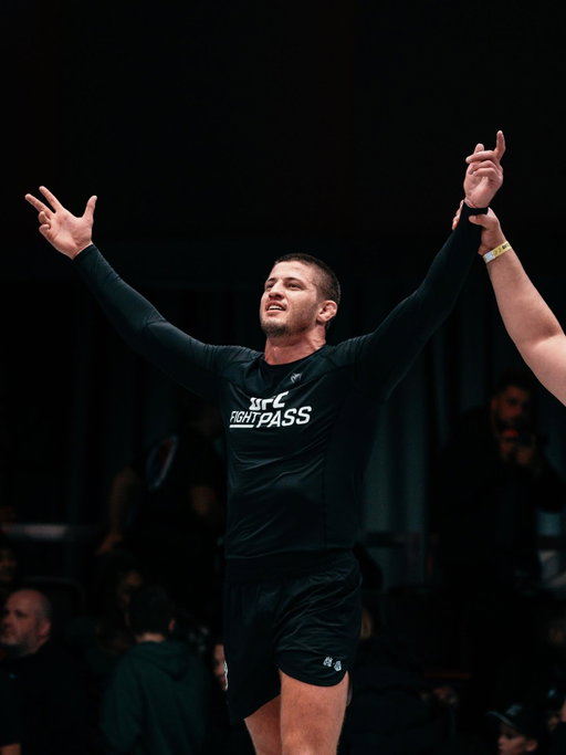 3–0 no @ufcbjj, na época em que ainda se chamava UFC Fight Pass Invitational, apenas contra atletas com vários títulos mundiais. Duas finalizações no tempo normal. Uma na prorrogação. Essa volta vai ser memorável para mim. Sou grato a todos que estão me apoiando.

Deixa uma palavra pra essa volta.

3–0 at @ufcbjj, back when it was still UFC Fight Pass Invitational, against multiple-time world champions.
Two submissions in regulation. One in overtime.
The comeback will be memorable for me. Grateful for everyone who’s been supporting me.

Drop a word for this comeback.