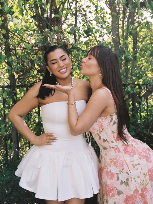 happy birthday to my romy 🎂

EVERYONE PRE ORDER HER COOKBOOK NOW!!!! HEHE 💗💗@mrsremiashten