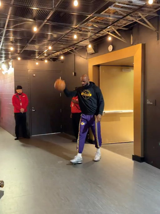 Lakers vs Warriors ‼️

Follow @LeBron for more! 

🎥 + 📸: @nba + @lakers