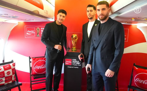النسخة الأصلية من كأس العالم للفيفا تحلّ ضيفة على الجزائر، بحضور بعض لاعبي المنتخب الوطني واللاعب الدولي السابق الألماني يورغن كلينسمان في زيارة تمتد على مدار يومين