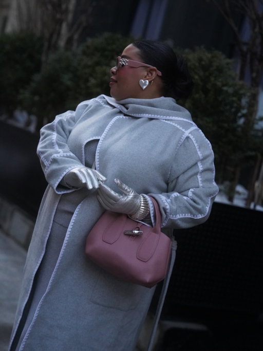 Winter style rule I live by: warmth first, always.
Because no one looks cute when they’re shivering. ❄️
Layers that insulate, fabrics that cocoon, silhouettes that still feel polished, that’s how you dress chic in the cold.

With NYFW starting next week, consider this your reminder: style hits harder when comfort is part of the look. Cozy can still be elevated. Functional can still turn heads.

Are you excited for NYFW season… and what’s your go-to way to stay warm without sacrificing style? 🖤✨

Regla de estilo invernal que siempre sigo: la calidez primero, siempre.
Porque nadie se ve cute cuando está temblando de frío. ❄️
Capas que abrigan, tejidos que envuelven y siluetas que siguen viéndose pulidas, así se viste con estilo en el invierno.

Con NYFW comenzando la próxima semana, tómalo como un recordatorio: el estilo se siente mejor cuando la comodidad es parte del look. Lo acogedor también puede ser elevado. Lo funcional también puede robar miradas.

¿Estás emocionada por NYFW… y cuál es tu forma favorita de mantenerte abrigada sin sacrificar el estilo? 🖤✨

#streetstyleluxe #nycstreetphotography #nyfw #winterfashion #sonyalphasclub
