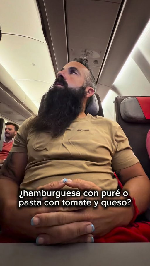 ¿Hamburguesa en el avión?
Iberia Primer aviso: No vuelvas a llamar hamburguesa a esto.

Y por cierto, que no te engañen. Siempre sobra.