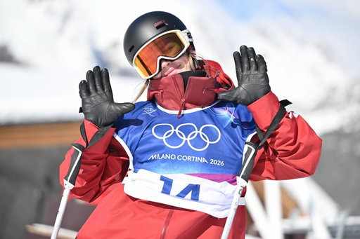 Unfortunately not my day yesterday :( I just couldn’t put a run down when it counted. It always stings, and it’s hard not to feel a little down. 

But I’m really proud of my skiing in training and all the work it took to get here. Sometimes competition comes down to one moment, but this journey is about so much more than a single day. 

Not the result I wanted, but grateful for the progress, and I’ve got another event next week to put it down. Shifting all my positive energy into that 💫

📷 1: stadlerphoto.com
📷  2+5 :Darren Calabrese/COC
