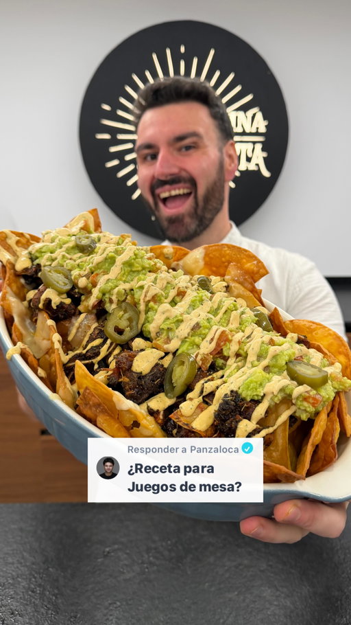 🔥Nachos con Oreja de Cerdo para Jugar al Catan con colegas. 
Ingredientes: 
👉🏻 Para la oreja: 
- 4 orejas de cerdo. 
- 3 hojas de laurel. 
- Tomillo fresco. 
- 4 ajos. 
- Sal.
- Pimienta en grano.
- Agua hasta cubrir. 
👉🏻 Para la salsa. 
- 4 cdas de Mayonesa.
- 1 cda de Nata para Cocinar. 
- 2 Dientes de Ajo. 
- 2 cdas de chipotle ahumado. 
- Cilantro fresco. 
- Lima. 
- Sal. 
👉🏻 Para el Guacamole con pico de gallo. 
- 2 Aguacates. 
- 1 Tomate. 
- 1 Cebolla. 
- Lima. 
- Sal. 
- Aceite. 
- Pimienta negra molida. 
👉🏻 Para el Adobo. 
- 10 dientes de ajo. 
- Aceite.
- Sal.
- Perejil. 
- Romero. 
- Tomillo.
- Pimenton dulce. 
- Sal. 
- Pimienta negra.
.
#nachos #nachosconqueso #nachossupreme #juegosdemesa