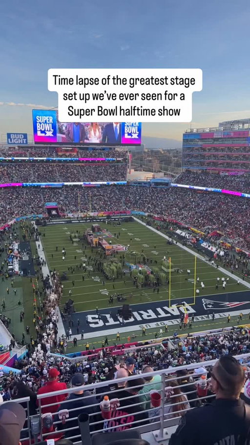 Hundreds of people hiding in the bushes 😆
#sblx #superbowllx #badbunny