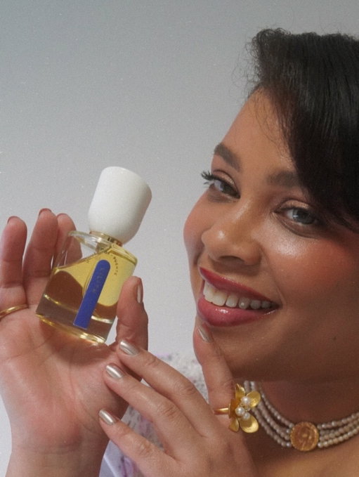 𝓢𝓸𝓯𝓽, 𝓫𝓾𝓽 𝓷𝓮𝓿𝓮𝓻 𝓼𝓲𝓵𝓮𝓷𝓽.
Feminine aura is power wrapped in grace felt before it’s seen. ✨

Lilith by House of @puente_perfumes embodies that energy with a sensual tension of light and shadow: luminous florals warmed by spice, grounded in creamy woods and amber that linger like confidence on skin. Romantic, unapologetic, and deeply feminine. This is a scent for women who lead with intuition and presence.

Fragrance notes: rose, soft spices, woods, amber
Perfumer: Eliam Puente