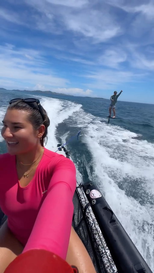 When your dads love language is to share his love of the ocean & foiling with you.💞🌊 Using the best @flite.lab 💫 Compartiendo el amor por el océano con mi papá. Te amo papi. @hennessyfishing