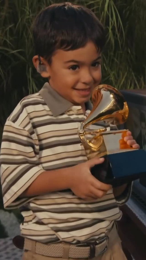 From the #Grammys stage to the #SuperBowl, @badbunnypr took a sweet moment to honor last week’s Album of the Year win—and pass it on to the next generation of superstars.

Video: NFL @nfl, Roc Nation @rocnation, Apple Music @applemusic