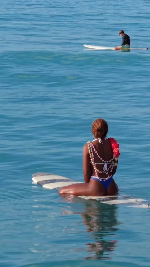Island Life 🌺🏝️❤️ @eco.mindful.lei 
.
.
🎥: @surfvideobyoscar 
Riding: 9’1 @stamps.surfboards 
.
.
.
#lei #hawaiistagram #waikiki #islandlife #surfergirl